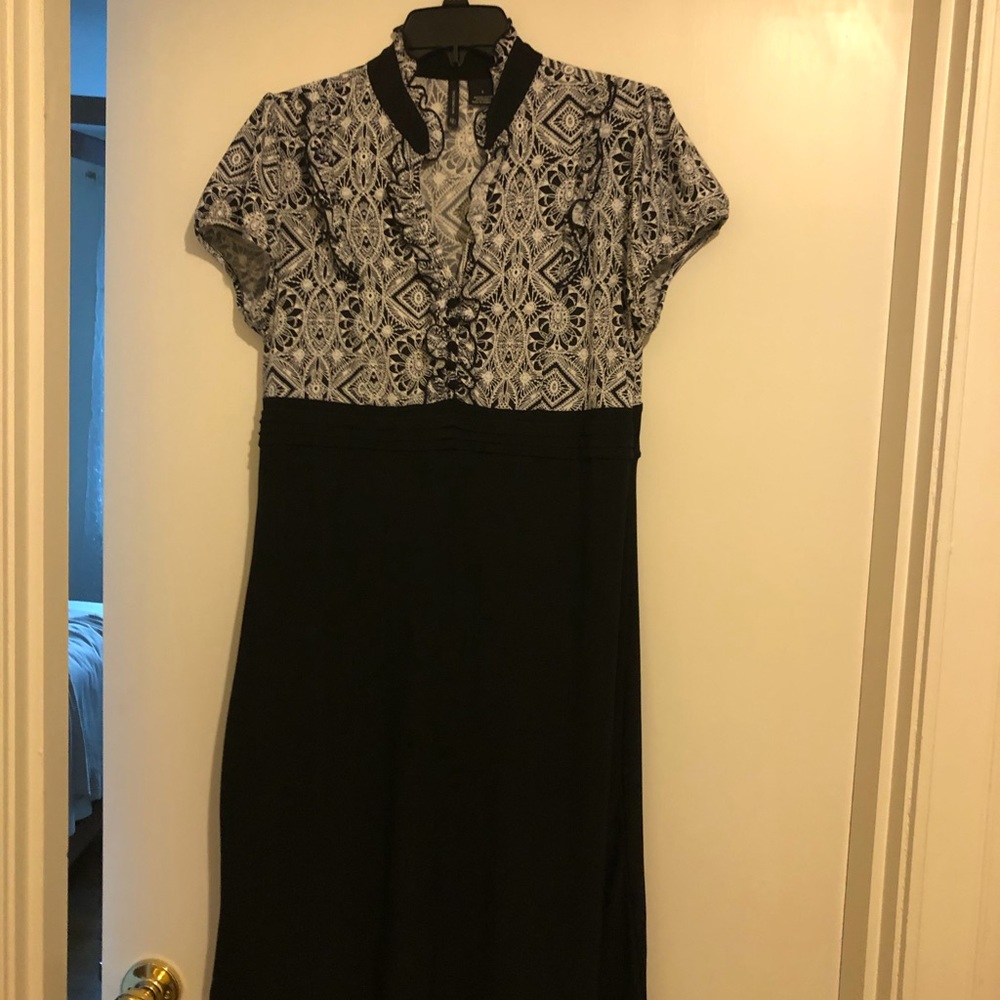 DRESS BLACK and CREAM New Directions dress.